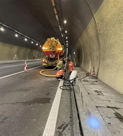 秦安隧道排水渠清淤